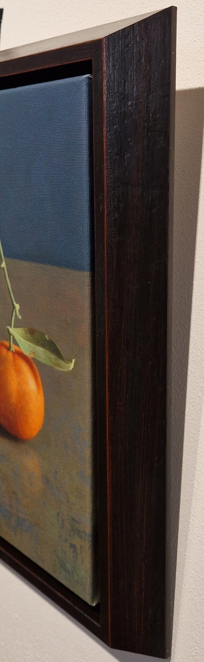 een schilderij van een sinaasappel op een tafel