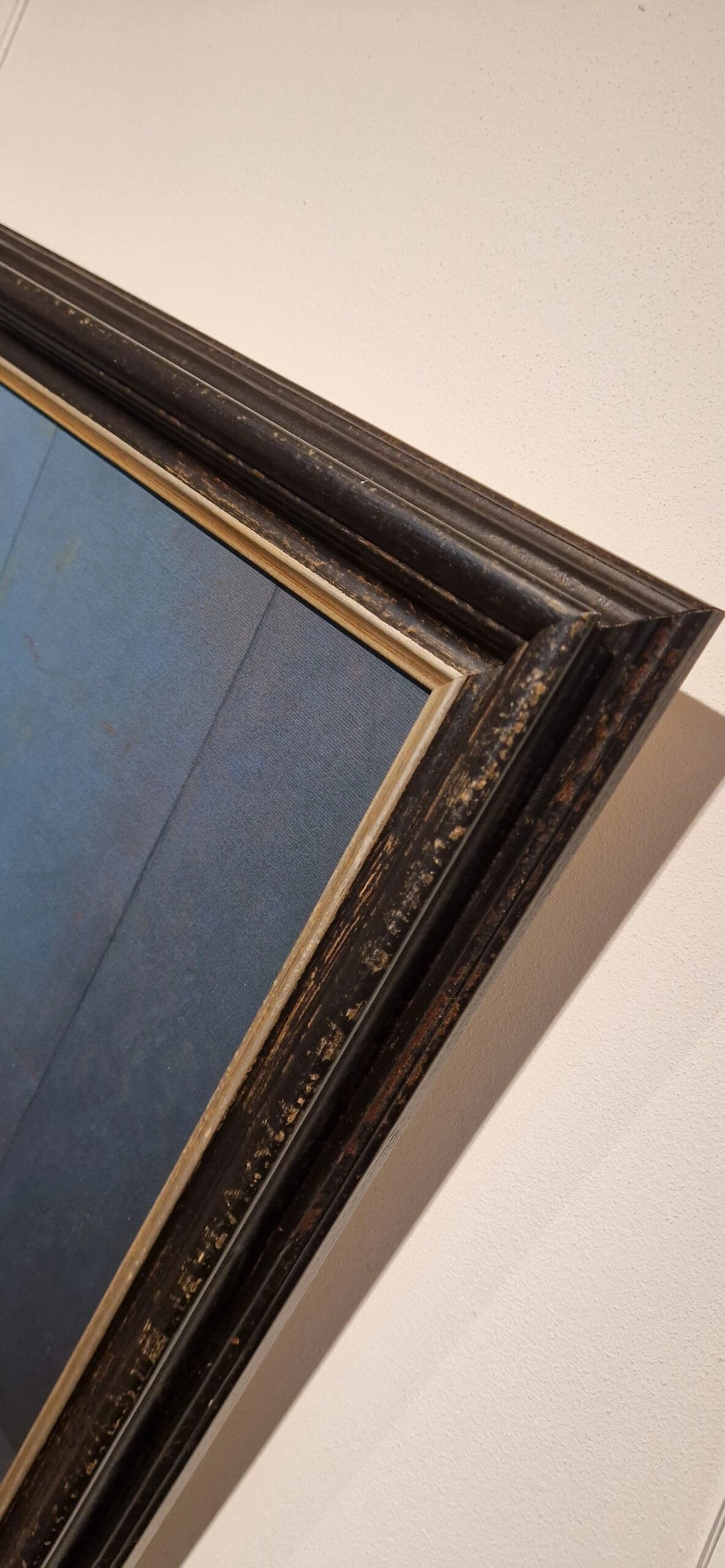 aan de muur hangt een schilderij