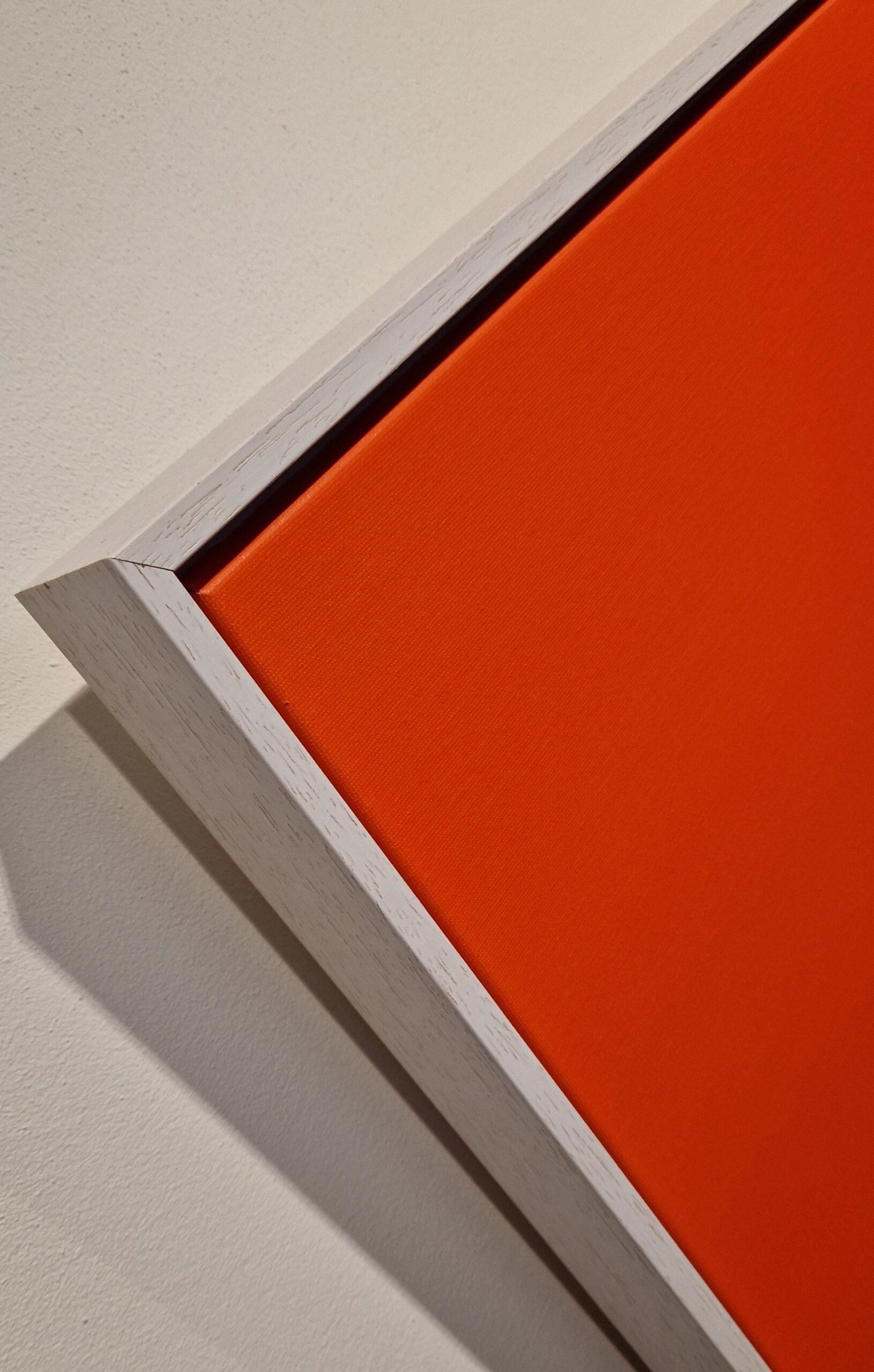 een oranje kunstwerk op een witte tafel