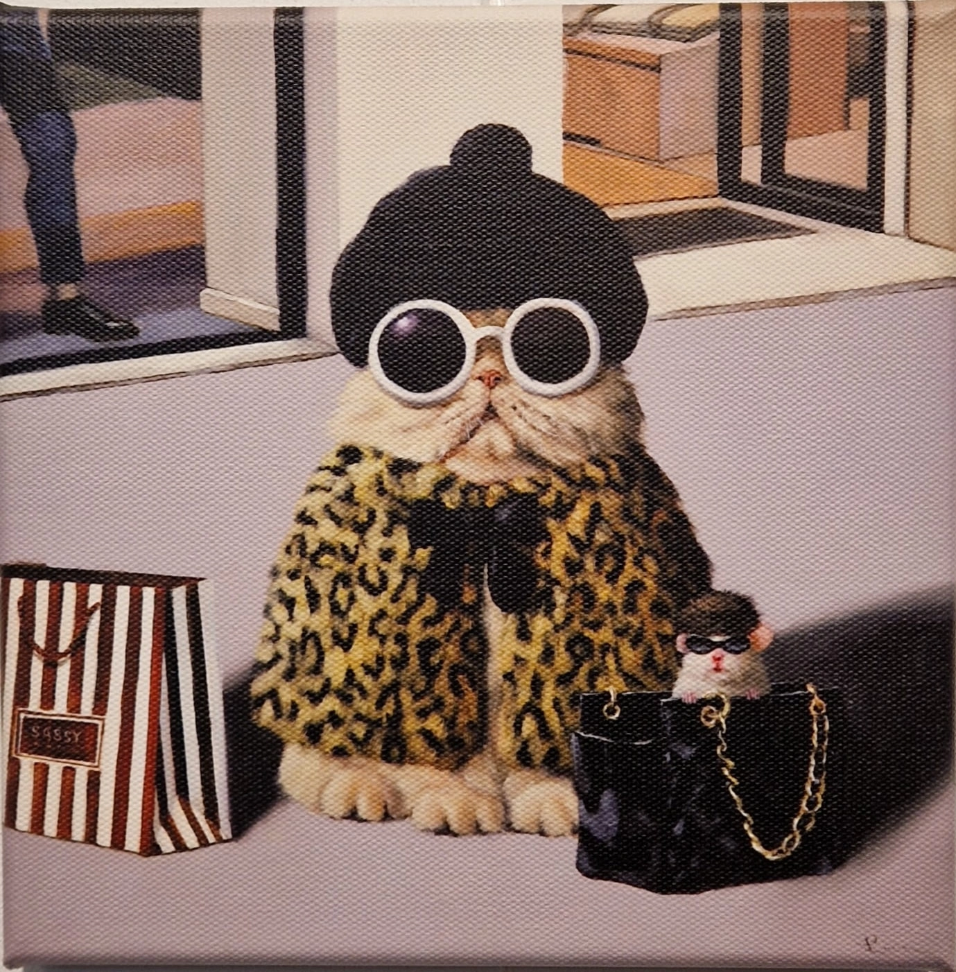 een schilderij van een kat die een zonnebril draagt ​​en een tas vasthoudt