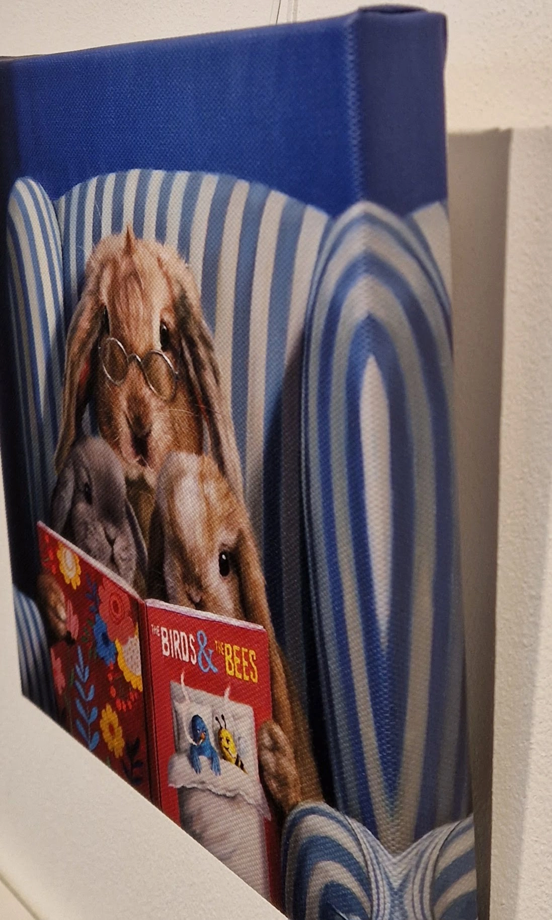 een hond zit in een stoel een boek te lezen