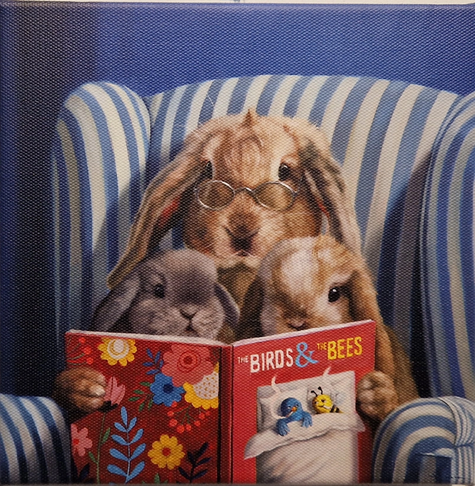 een hond leest een boek voor aan twee konijnen