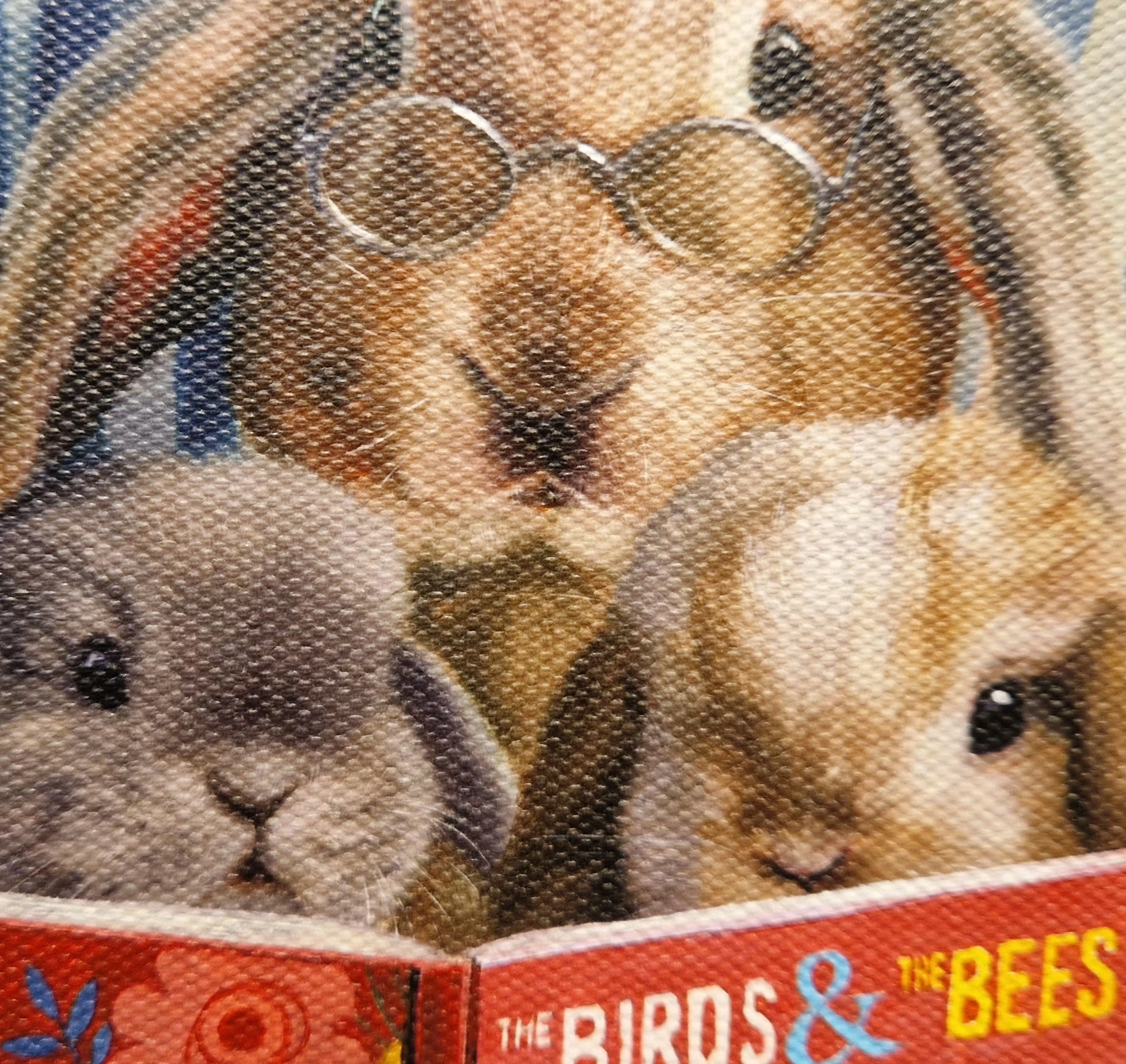 een hond en twee konijnen die een boek lezen