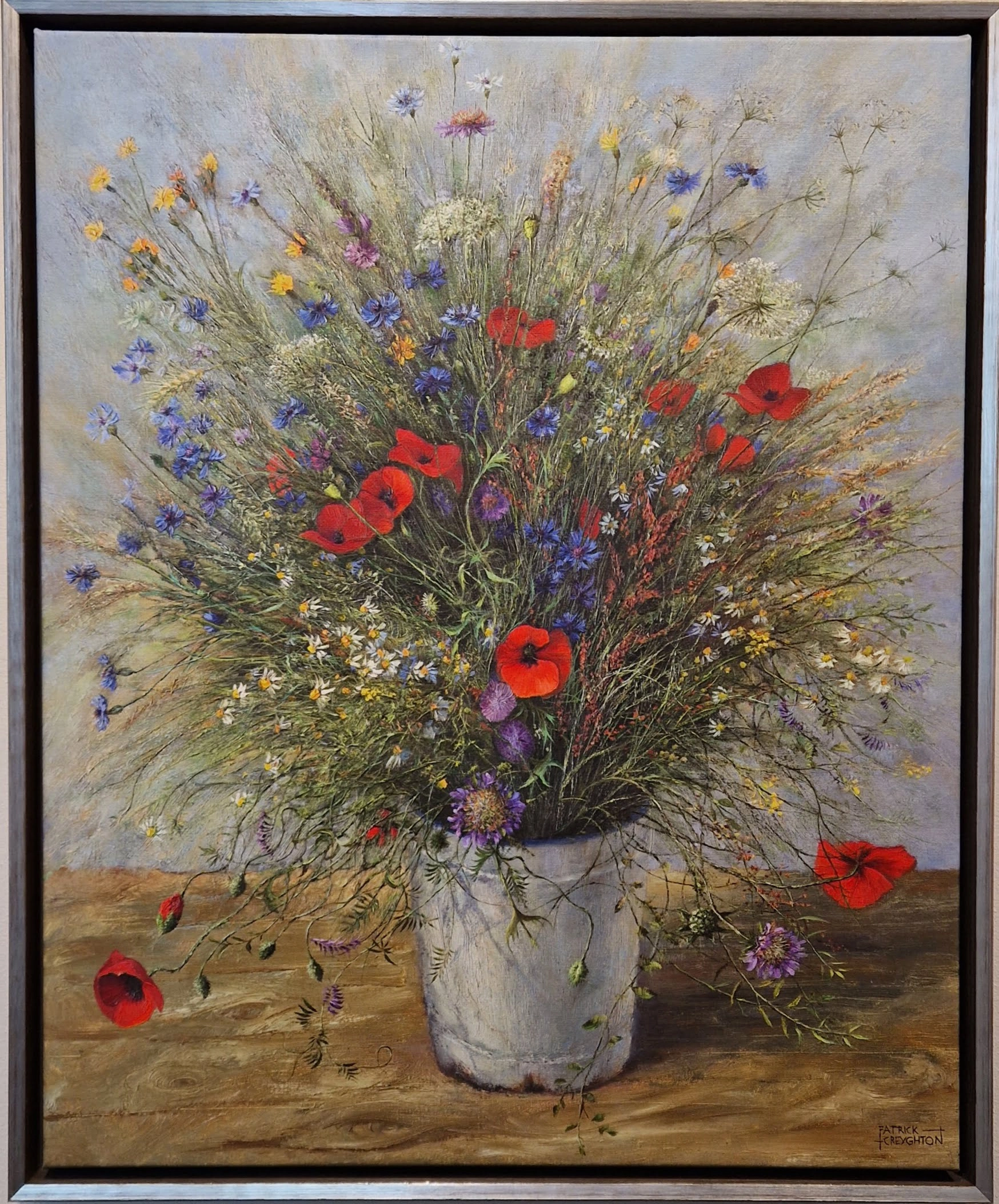 een schilderij van bloemen in een vaas op een tafel