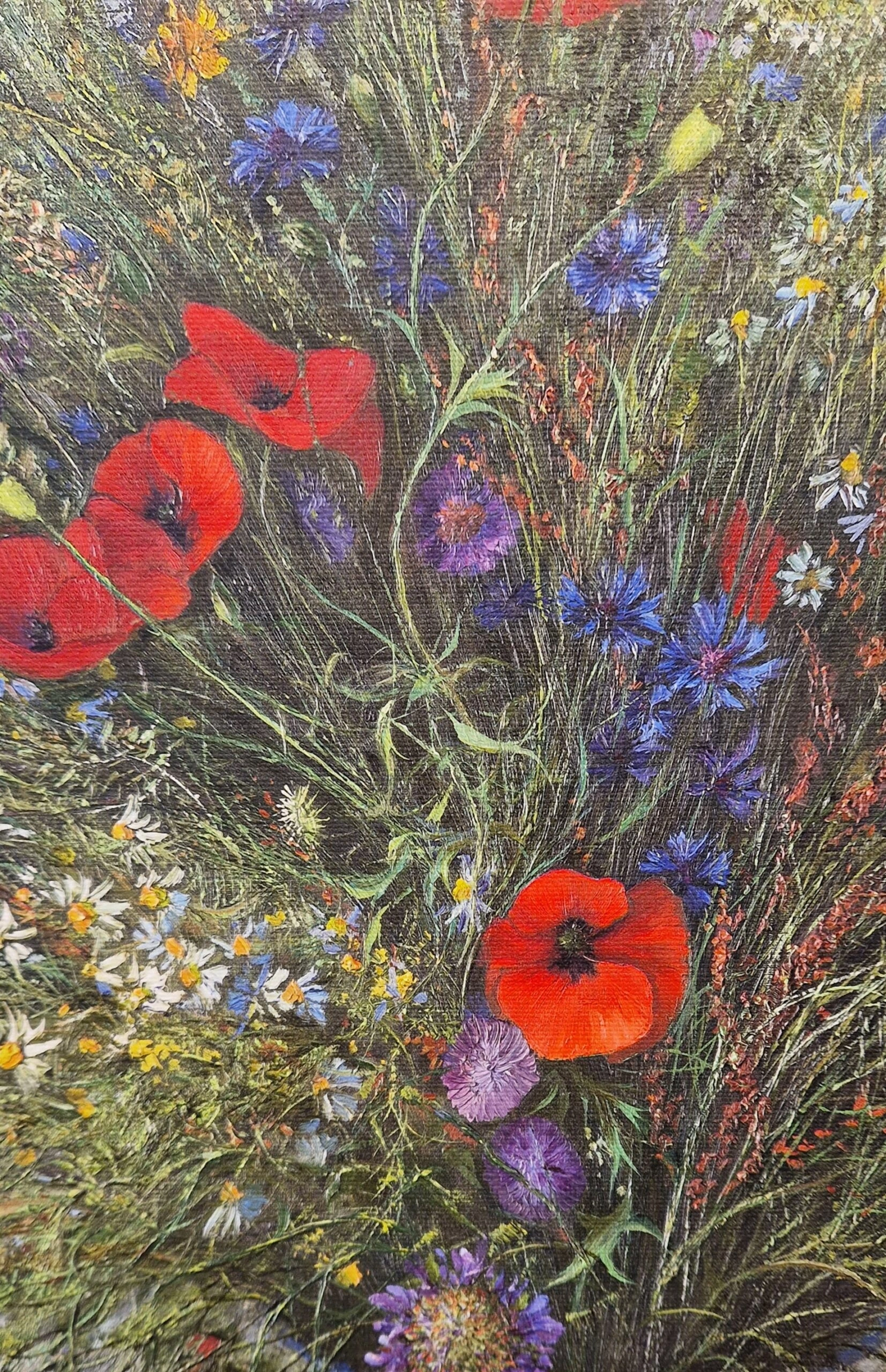 een olieverfschilderij van bloemen en gras