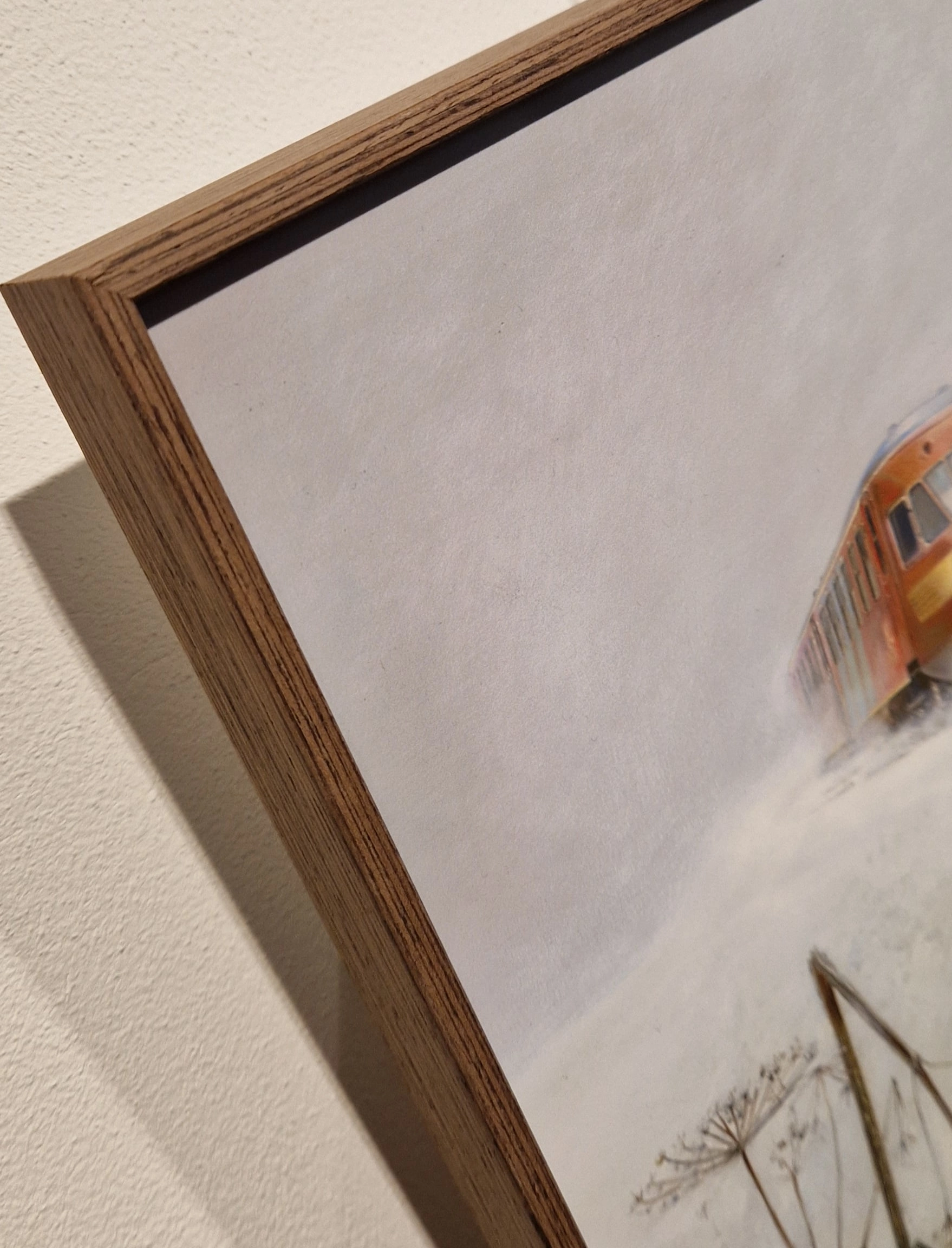 een schilderij van een trein die door de sneeuw rijdt