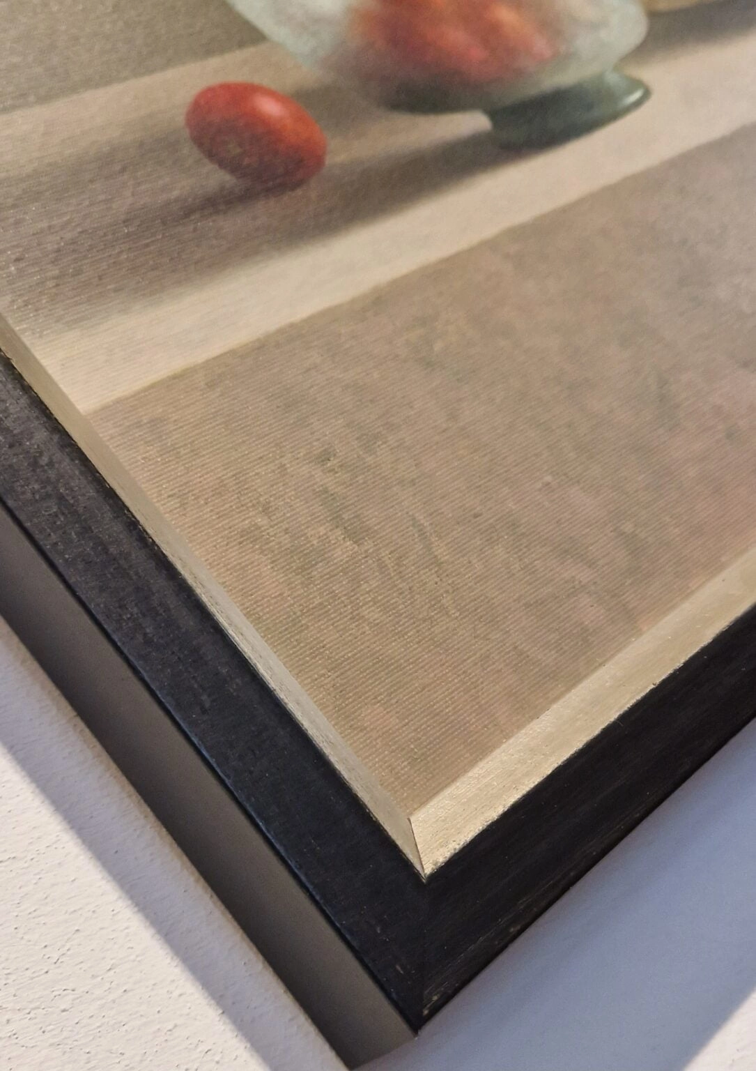 een ingelijste foto van wat fruit op een tafel