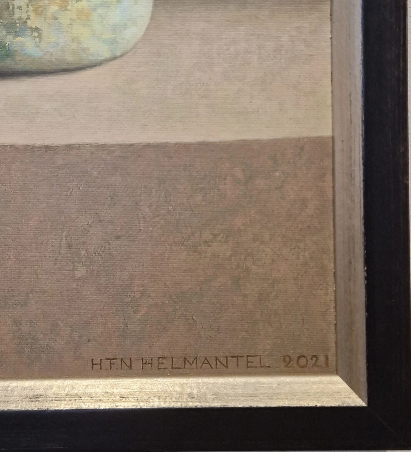 een schilderij van een vaas met bloemen erin