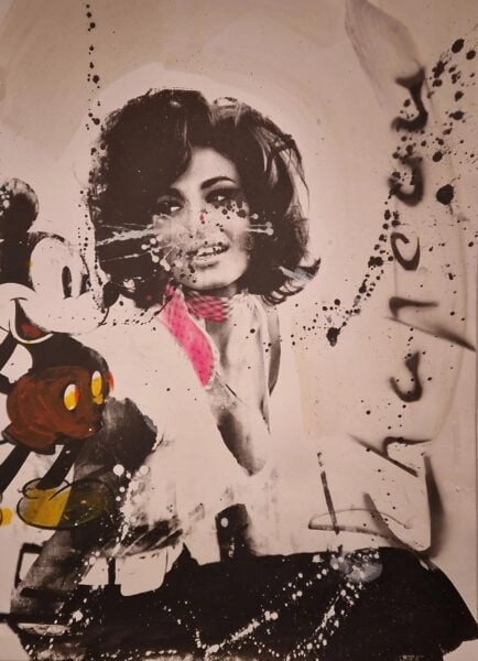 een schilderij van een vrouw die een teddybeer vasthoudt