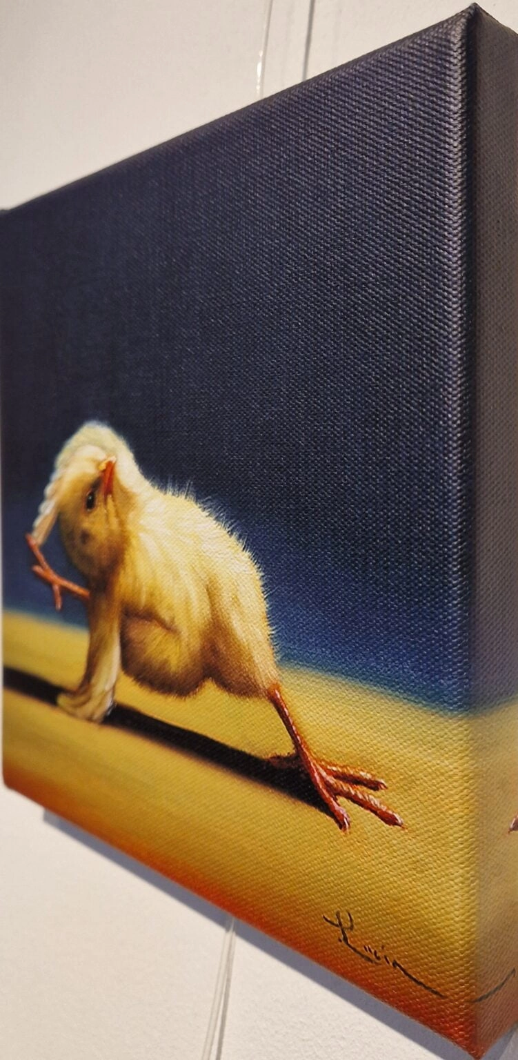 een schilderij van een kip aan de muur