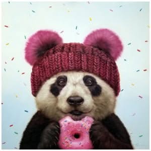 een pandabeer die een roze donut met hagelslag vasthoudt