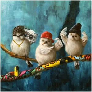 drie vogels zitten op een tak met een camera